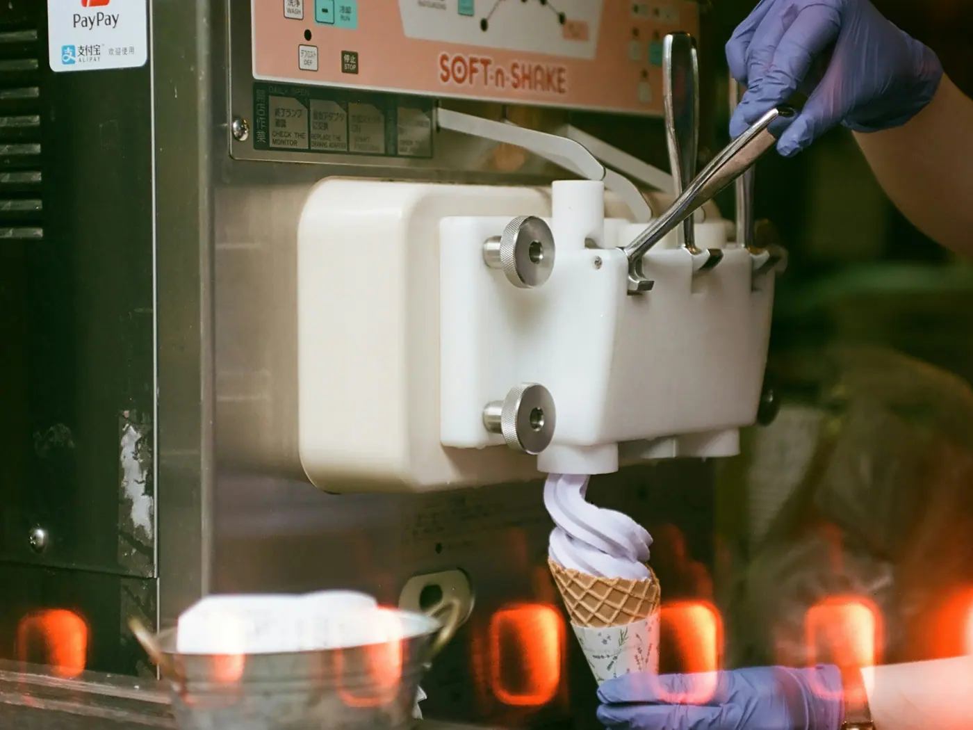 Profissional operando um equipamento de produção de sorvete