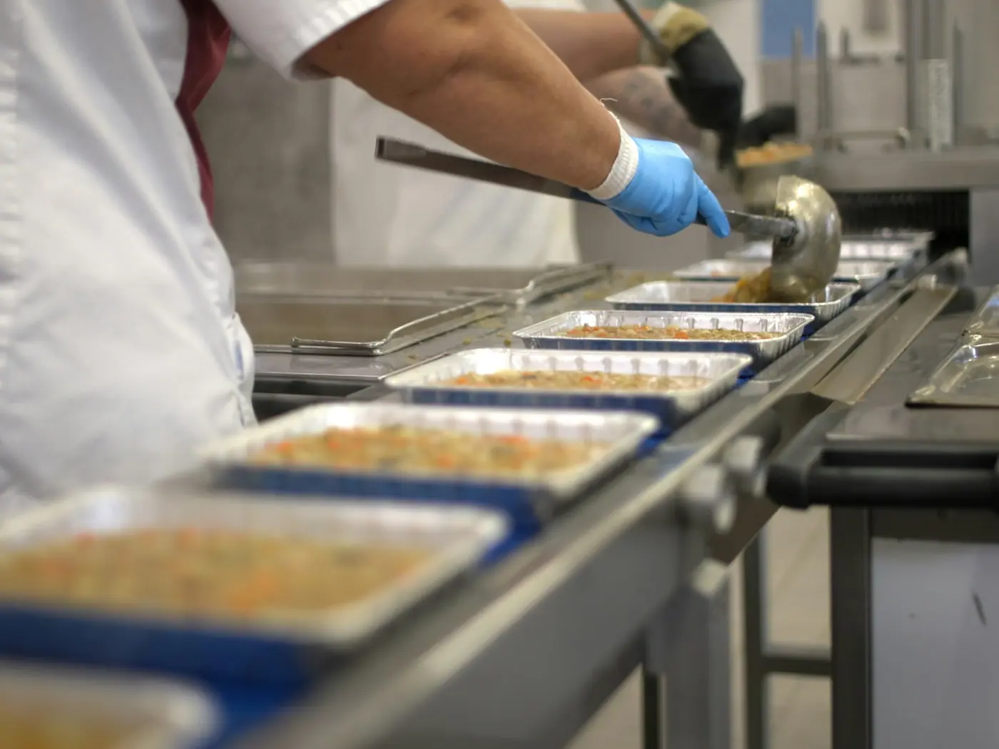 Operador acompanhando o envase de produtos em uma linha de produção