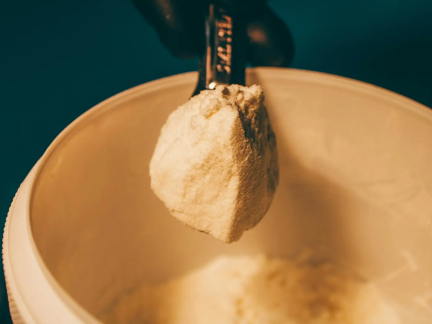 Amostra de creme sendo retirada da cuba com a espátula durante um teste